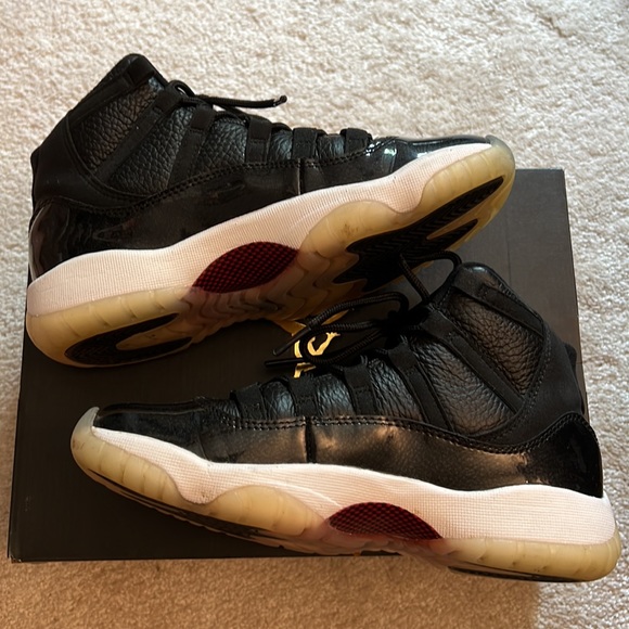 Gently used Jordan Retro 11 72-10 - size 4Y/woman5.5 - Picture 3 of 6